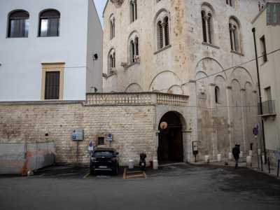 Infine, sull�angolo nord della piazza, si trova l�arco che ospita il portone d�ingresso all�ala monumentale del Palazzo, sormontato da un�elegante balaustra in pietra